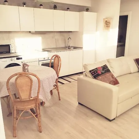 Apartamento Con Cocina Americana, Bano Y Entrada Independiente Lbi00469 *